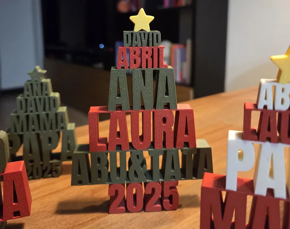 Árbol navideño con nombres de tu familia – Personalizado 2026